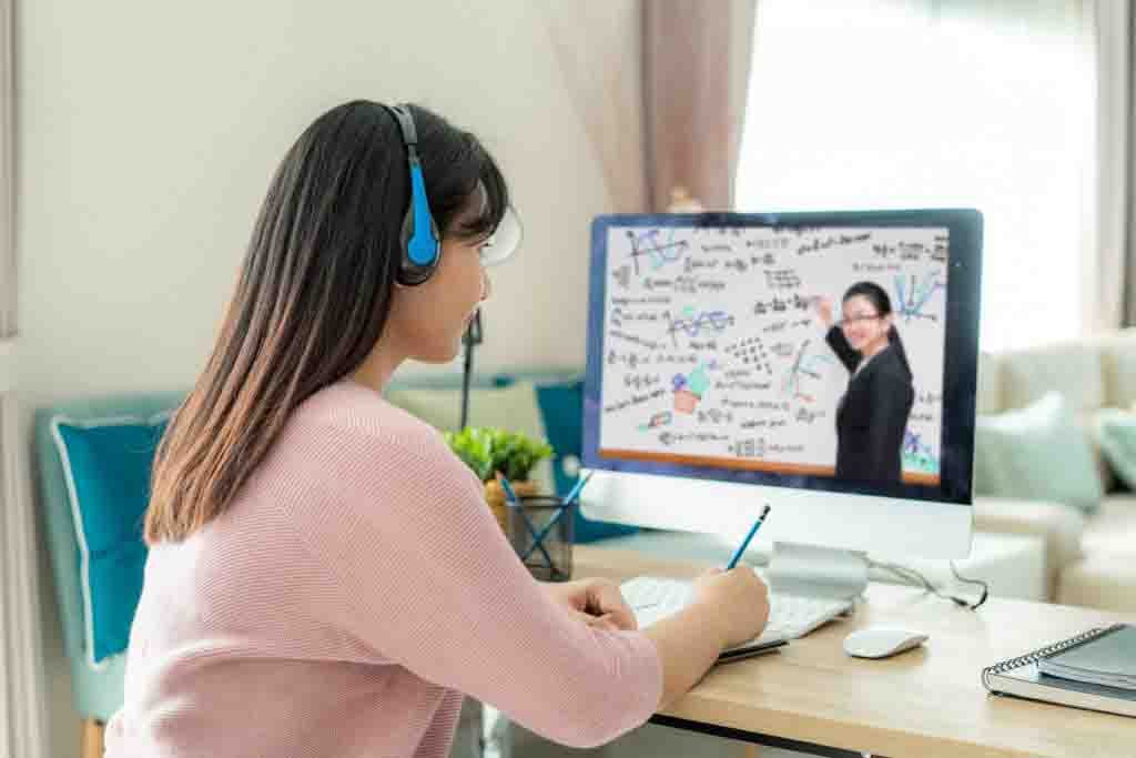 طالب في مدرسة الشام الدولية الافتراضية